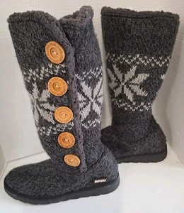 Muk Luks Damengröße 8 Stiefel Strick Fair Isle Knopfleiste kniehoch grau - Bild 1 von 9