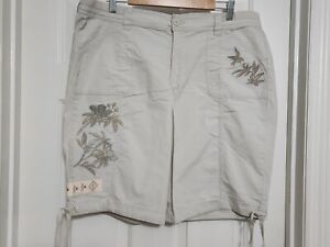 St. John's Bay Shorts Womens Size 18 Tan W Embroidery Bermuda Shorts 11" 
