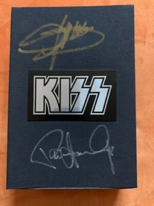 KISS - THE BOX SET SIGNED BY SIMMONS AND STANLEY WITH COA CD NO VINYL - Foto 1 di 9