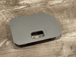 Toyota 4Runner 2003-09 cubierta fusible en tablero gris 55545-35020 original usado - Imagen 1 de 4