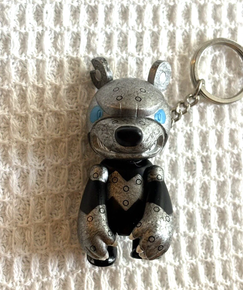 2005 Knuckle Bear Qee Key Chain Collection - prata/preto ferro olhos azuis 2" - Imagem 1 de 4
