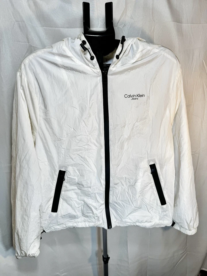 Chaqueta cortavientos con capucha blanca reflectante Calvin Klein talla mediana Foto 1 de 4