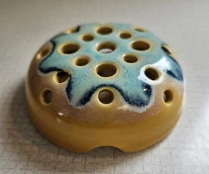 Gold und Blau Majolika Blumenfrosch - Künstler Shandi McConnel 25 Löcher - Bild 1 von 5