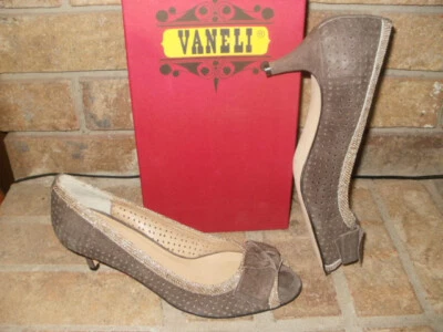 Nuevo Vaneli Marrón Fango Gamuza Punta abierta Bomba Dama 8 N/2" Tacón/45920 Precio de venta sugerido por el fabricante 120 USD Foto 1 de 4
