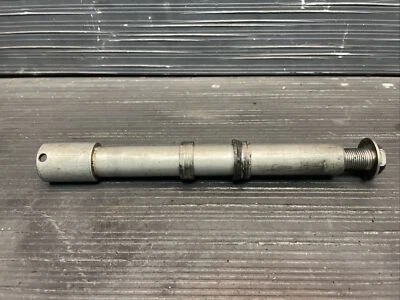 2005 Honda CBR1000rr Front wheel axle with spacers #124245 — 第 1/4 张图片