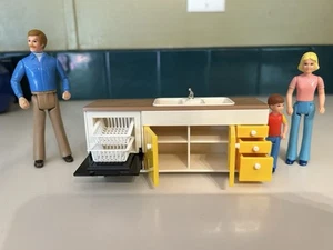 Vintage Tomy Smaller Homes Puppenhaus Figuren Papa, Sohn, Tochter + Küchenspüle 70er - Bild 1 von 17