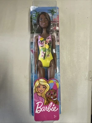 Barbie Playa Morena Afroamericana con Estampado Floral Traje de Baño, Nuevo. Foto 1 de 4