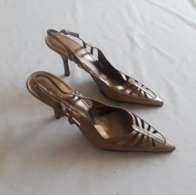Zapatos de salón Karen Scott de cuero dorado con tiras en punta talla 8M Foto 1 de 4