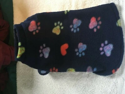 CAMISA POLAR CORAZÓN Y PATAS PERRO Foto 1 de 2