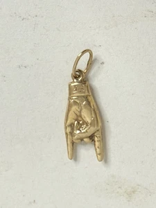 Colgante de oro amarillo de 14 quilates con símbolo de mano de lenguaje de señas de amor - Imagen 1 de 6