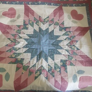 Casa de campo vintage con bloque de estrellas y corazón tallada a mano y acolchada para colgar en pared - Imagen 1 de 6