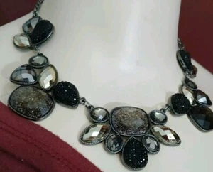 Gunmetal schwarz und silber geometrische Strasssteine. Latz Statement Halskette  - Bild 1 von 4