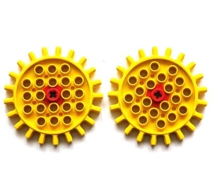 LEGO Technik TECHNIC 2 Zahnräder, Zahnrad aus den 70er Jahren 2 Stück in gelb - Bild 1 von 1