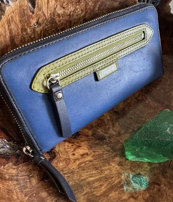 Cartera Coach vintage de cuero azul/verde con cremallera  Foto 1 de 4