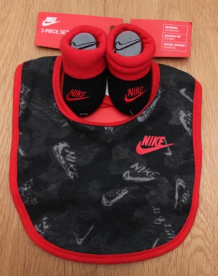 Conjunto de babero y botines Nike para bebé recién nacido ~ rojo, gris y negro ~ 0-6M Foto 1 de 3