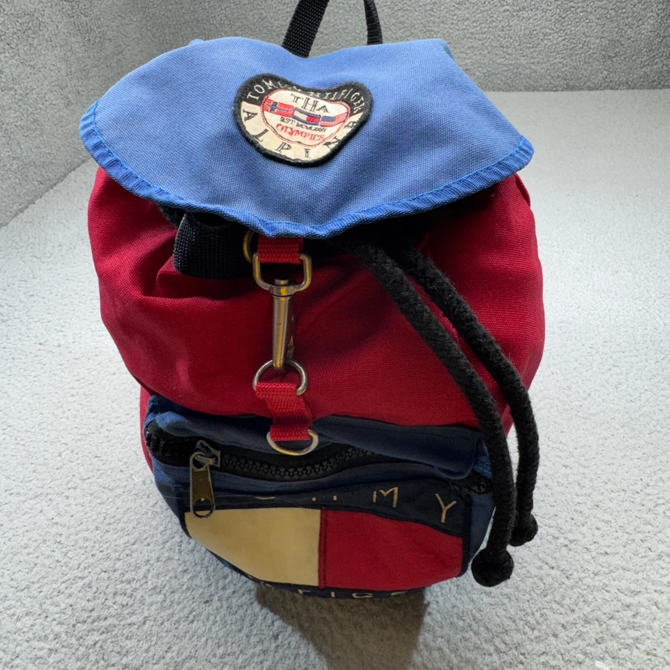 老式 Tommy Hilfiger 背包红色蓝色 90 年代高山奥运会布贴 Cinch 帆布 — 第 1/4 张图片