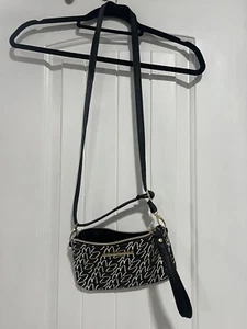 Steve Madden Black Faux Leather Zip Crossbody &Wristlet Purse & Built-in Charger - Picture 1 of 7