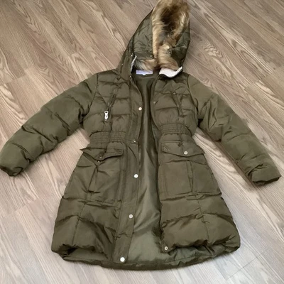 Chaqueta acolchada M con capucha forrada de piel sintética para mujer Madden Girl abrigo verde oliva Foto 1 de 4