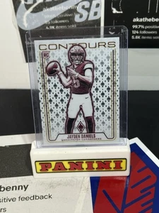 2024 Panini Phoenix - Contorni Jayden Daniels #CON-JDS (RC) - Foto 1 di 2