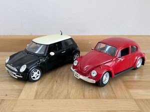 Maisto 2x modellino auto 1:24 Mini Cooper verde scuro + VW Beetle Maggiolino rosso - Foto 1 di 14
