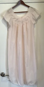 Vintage Barbizon Nightgown Medium White Lace Trim Floral Embroidery Tradwife - Picture 1 of 8