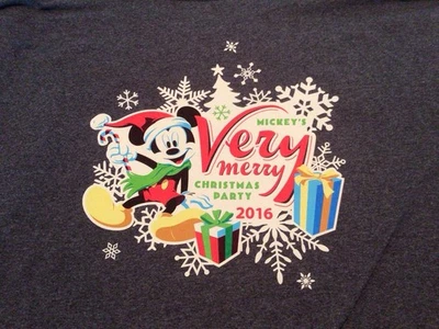 Camiseta Mickey’s Very Merry Christmas Party Passholder 50/50 Blend Hanes - Imagem 1 de 4
