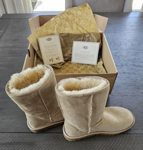 Autentici STIVALI DA DONNA UGG CLASSIC CORTI 5825 PELLE DI PECORA IN SABBIA taglia 5 nuovi con scatola - Foto 1 di 7