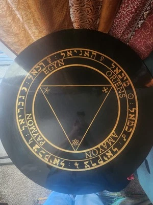 Mesa artesanal dedicada a cuatro príncipes infernales Foto 1 de 3