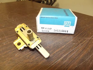NOS GM 1233031 68-72Chevelle Monte Carlo th400 Kick Down Interruptor de inducción de la cubierta - Imagen 1 de 3