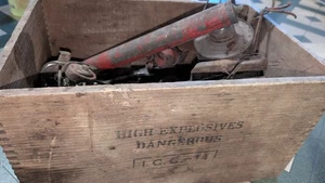DuPont Sprengstoff Holzkiste voller rostiger Metallfallen Schlittschuhe Schere & Spritze - Bild 1 von 12