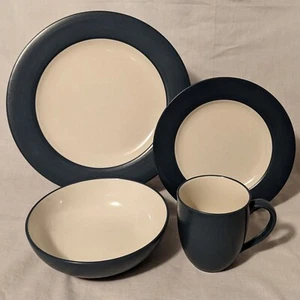 Noritake Colorwave 4-teiliges Geschirrset mit blauem Rand, einzelnes Gedeck - Bild 1 von 4