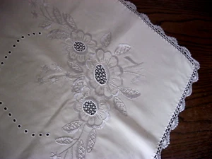 Alte Mitteldecke beige mit Lochstickerei und Häkelrand 89 x 92 cm - Bild 1 von 2