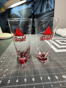 Juego de 2 vasos de cerveza Pilsner Bass Ale 3 lados con base triangular rojo destacados 7 1/2" - Imagen 1 de 4