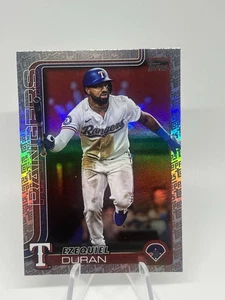 2025 Topps Serie 2 Ezequiel Duran Topps Logo Foil #589 Texas Rangers - Foto 1 di 4