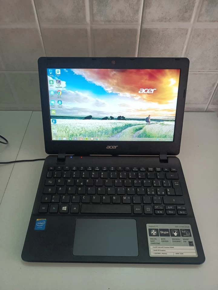 Acer Aspire ES1 Aspire E11 Con Alimentatore Si Accende Ma Leggi Descrizione.  - Immagine 1 di 4