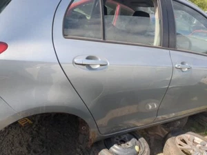 TOYOTA YARIS 2005-2010 LADO DEL CONDUCTOR PUERTA TRASERA CARCASA PLATEADA - Imagen 1 de 4