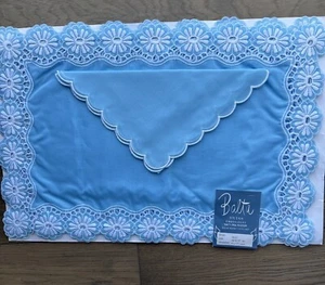 Set tovagliette vintage blu con fiori bianchi Balta Swiss ricamo nuove con scatola Grannycore - Foto 1 di 7