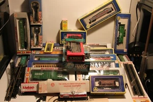 LOT TYCO AHM MODEL POWER ENGINES TANKERS TRAINS - Picture 1 of 12