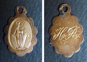Petit pendentif médaille religieuse en OR massif Sainte Vierge 19e siècle medal - Picture 1 of 1