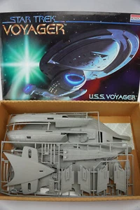 New Open Box 1995 Monogram Star Trek USS Voyager Skill 2 Plastic Model Kit - Bild 1 von 5