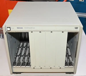 Tektronix VX1410 IntelliFrame VXI Gehäuse & passiver Monitor-E/A - Bild 1 von 3
