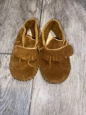 Botines Mocasín Minnetonka Bebé Correa Frontal Talla Marrón Flecos Gamuza Talla 5 Foto 1 de 3