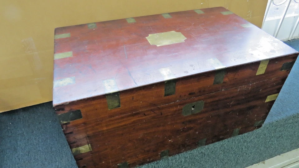 Antiguo cofre de madera Lg del siglo XIX de Prominent Family, Holloware plateado Foto 1 de 4