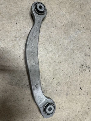 Brazo de control superior trasero derecho Dodge Charger Scat 2015-2023 OEM 68210524AA Foto 1 de 4