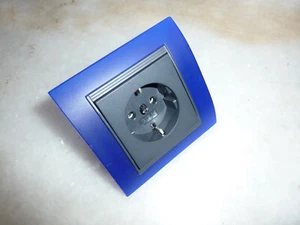 GIRA antrazit System 55 eine Steckdose und 1-Fach Rahmen Opak Blau antrazit - Bild 1 von 4