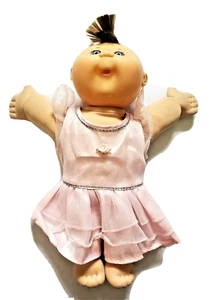 Cabbage Patch Kids Baby Girl Doll Brown Hair Blue Eyes with Pink Dress - Bild 1 von 6