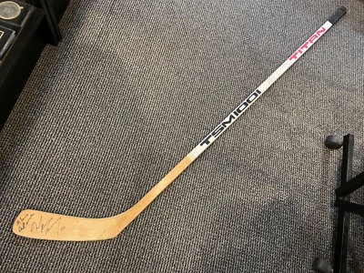 EARLY 1985 MARIO LEMIEUX PENGUINS GAME USED SIGNED RED TITAN HOCKEY STICK JSA - Image 1 of 4