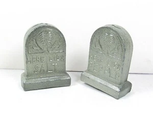 Grabstein HERE LIES SALT & PEPPER Vintage Streuer Grab Metall MAKABRE TISCHSET - Bild 1 von 7