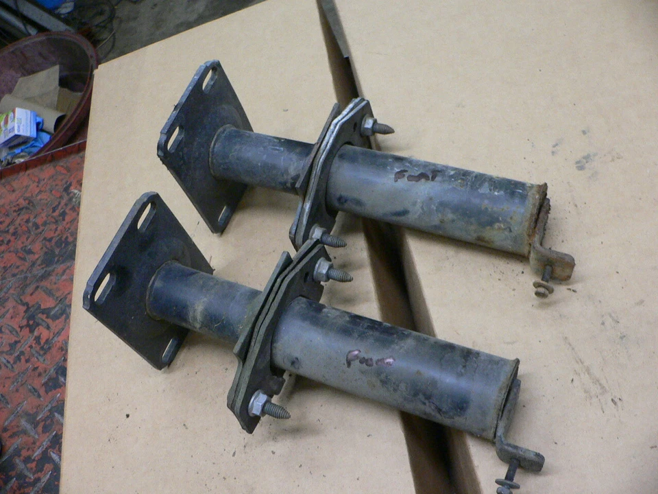 Par de amortiguadores para parachoques delanteros Buick Riviera 93 1993  Foto 1 de 1