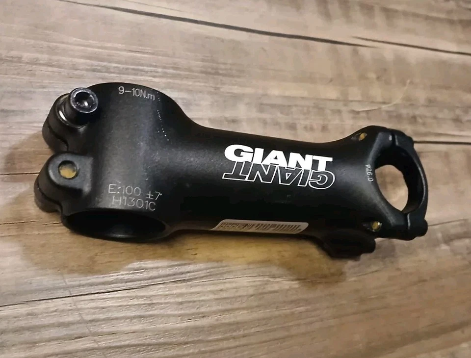 Vástago de bicicleta gigante 26,0 mm x 100 mm x 7 grados de elevación 9-10N.m H1301C 5-6N.m Foto 1 de 4